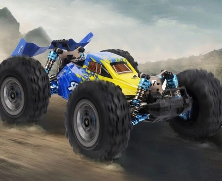 la Voiture Télécommandée Brushless SpeedX Rock Crawler sur une piste